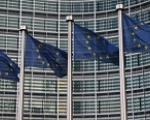 Vier Fahnen vor der EU-Kommission in Brüssel. - In der belgischen Hauptstadt Brüssel gelten seit dem 1. Januar 2019 verschärfte Kriterien für die Umweltzone.