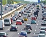 Autos auf der Autobahn. - Die Mautgebühren in Österreich und der Schweiz steigen im Jahr 2019 leicht an.