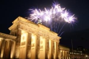 Feuerwerk am Brandenburger Tor: Berlin ist das beliebteste Reiseziel für einen Kurztrip zu Silvester 2011.