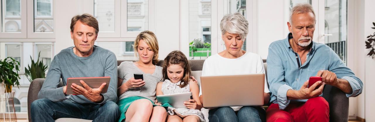 Reisen mit Kind: Familie - Buchen - Laptop - Tablet - Smartphone - schmal