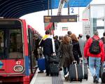 Passagiere beim Flughafen-Transfer in London - In London wird der Flughafen Luton ab Dezember 2020 mit einem Expresszug an die City angebunden.