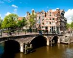 Amsterdam Kanalbrücke - Amsterdam gilt seit dem 16. September als Corona-Risikogebiet.