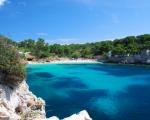 Strand-Bucht auf Mallorca - Damit Mallorcas Strände weiterhin so sauber bleiben, hat die Regierung der Balearen dem Plastikmüll den Kampf angesagt.