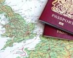 Reisepass auf einer Landkarte des Vereinigten Königreichs von Großbritannien - Die Quarantäne nach der Einreise nach England kann bald verkürzt werden.