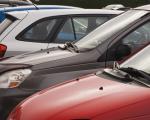Parkende Autos - Das Parken am Flughafen während des Urlaubs kann teuer werden.