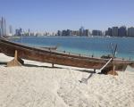 Blick auf Abu Dhabi Skyline - Im arabischen Emirat Abu Dhabi können Besucher seit dem 25. Juli 2018 den Freizeitpark Warner Bros. World besuchen.