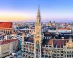 Blick auf den Münchner Marienplatz: Wird die Stadtsparkasse München bald Strafzinsen von Privatkunden verlangen - Ab Mitte Juni können Passagiere in München wieder zu mehr Flugzielen reisen.