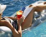 Frau Luftmatratze Pool Cocktail - In Palma de Mallorca dürfen nur noch begrenzt neue Rooftop-Pools gebaut werden.