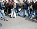 Streikende Arbeitnehmer laufen auf der Straße. - Die Streiks und Demonstrationen in Frankreich wurden auf unbestimmte Zeit verlängert.