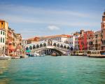 Italien: Venedig Rialto - Venedig erwartet Hochwasser.