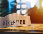 Hotel Rezeption - In Portugal brauchen Gäste von Hotels künftig einen negativen Corona-Test oder ein digitales COVID-Zertifikat.