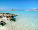 Italien: Sardinien La Pelosa Stintino Strand - Auf den europäischen Inseln könnten die Kapazitäten an Mietwagen im Sommer 2021 knapp werden.