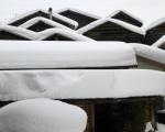 Schneemassen auf Dächern - Am Wochenende rund um den zweiten Advent kam es in der Alpenregion zu starken Schneefällen.