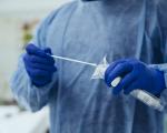 Corona PCR Test Abstrich - Ab sofort ist am Flughafen Weeze ein PCR-Test erhältlich.