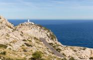 Leuchtturm am Cap de Formentor auf Mallorca mit Meer im Hintergrund.