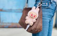 Labubu hängt an Tasche
