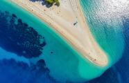 Strand von Zlatni Rat auf Brac aus der Vogelperspektive.