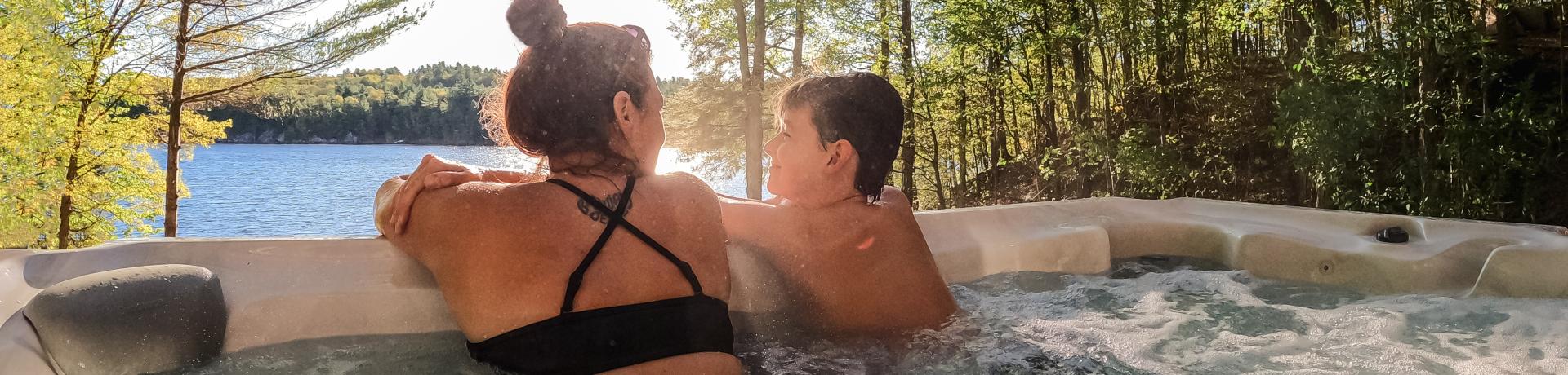 Frau mit Kind im Whirlpool