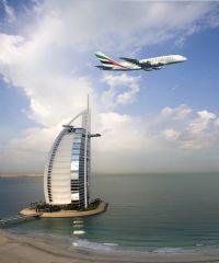 Einreise in die VAE nur noch mit gültigem Pass möglich. Emirates Flugzeug über Dubai