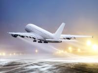 Heftige Schneefälle und gegebenenfalls auch Eisregen behindern ab Freitag den Flugverkehr im Norden und Nordosten der USA. Flugzeug startet im Winterwetter