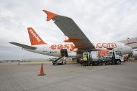 Easyjet verbindet Salzburg mit Belfast in Nordirland. © Easyjet Easyjet-Flugzeug beim Tanken