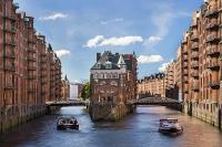 Die Hansestadt Hamburg kann von Reisenden aus Friedrichshafen ab Januar 2019 mit Sun Air erreicht werden. Hamburg Speicherstadt