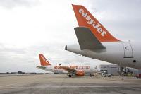 Ab den Berliner Airports fliegt Easyjet im Winter zu sechs neuen Zielen. Foto: Easyjet Heckansicht von Easyjet-Flugzeugen