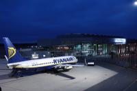 Ryanair fliegt im Winter ab Weeze neu ins ukrainische Lemberg. Foto: Ryanair Flughafen Weeze Vorfeld mit Ryanair-Flieger