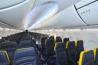 Bald füllen sich diese Sitzreihen bei Ryanair mit Passagieren nach Luxemburg oder Lamezia. © Ryanair Ryanair spendiert seinen Maschinen das neue Sky Interieur von Boeing.