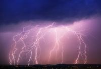 Aufgrund eines heftigen Gewitters hat der Flughafen Frankfurt am Donnerstagnachmittag den Betrieb komplett eingestellt. Gewitter mit Blitzen