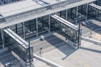 Da der Flughafen BER bereits jetzt das Passagieraufkommen der Hauptstadt nicht bewältigen kann, soll Schönefeld vorerst als Terminal 2 erhalten bleiben. © G.Wicker / Flughafen Berlin Brandenburg GmbH Leere gates am Flughafen BER