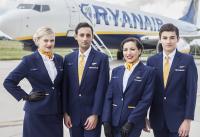 Erneut drohen Streiks bei Ryanair. Darüber wollen die Gewerkschaften aus sechs europäischen Ländern am 18. Oktober abstimmen. © Ryanair Ryanair Flugbegleiter außerhalb des Flugzeugs
