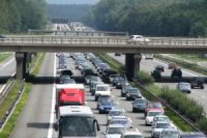 Durch ein erweitertes Fahrverbot für Lkws soll der Reiseverkehr entlastet werden.