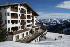 Eine Ski-Versicherung zahlt, falls im Winterurlaub die Skier gestohlen werden.