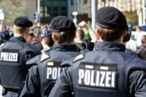 Aufgrund der Terrorgefahr herrscht auf deutschen Flughäfen und Bahnhöfen verstärkte Polizeipräsenz.