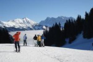 Wer sich frühzeitig für seinen Skiurlaub entscheidet, kann von Frühbucherrabatten profitieren.