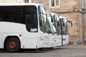 Fernbuslinien könnten Reisen deutlich verbilligen und damit in Konkurrenz zur Deutschen Bahn treten.