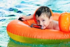 Laut einer Analyse ist Wasserspielzeug für Kinder oft mit gesundheitsgefährdenden Stoffen belastet.