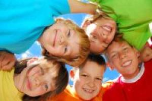 Für unbeschwerte Ferien ihrer Kinder sollten Eltern den Veranstalter von Jugendreisen mit Bedacht wählen.