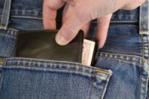 Reisende sollten ihre Wertsachen lieber unsichtbar verstauen, um sich vor Taschendieben zu schützen.