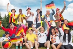 Feiernde Fußballfans werden sich wohl eher beim Public Viewing in der Heimat als in Südafrika treffen.