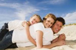 Mit einer Reiserücktrittsversicherung für die Familie ist das Urlaubsglück auch schon vor Reiseantritt ungetrübt.