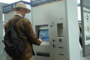Bahnreisende müssen am Wochenende auf herkömmliche Weise ihre Tickets kaufen - die Online-Buchung ist offline.