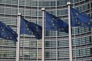 Vier Fahnen vor der EU-Kommission in Brüssel.
