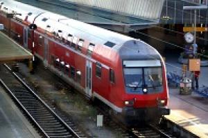 Die Bahn soll laut Petitionsausschuss durchfahrende Züge über Lautsprecher am Bahnsteig ankündigen.