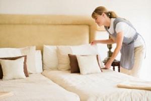 Zimmermädchen macht Hotelbett