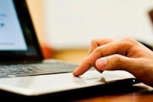 Laptop mit Hand davor
