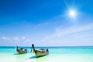 Boote am Strand von Khao Lak in Thailand