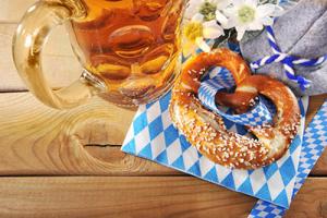 Mass Bier und Brezn auf Tisch.