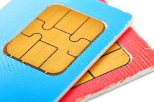 Zwei SIM-Karten liegen übereinander